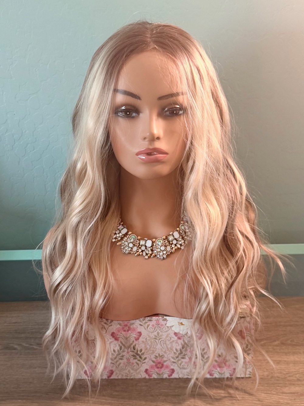 Blonde Wavy Women's Wig - Stylish Natural-Look Hair